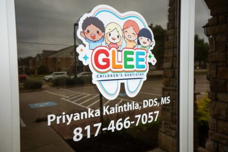 Logo on Door | Glee Children's Dentistry